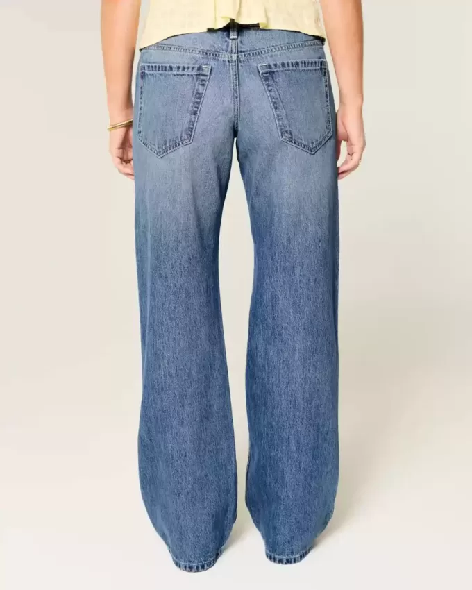 Jeans larghi a vita bassa con cuori borchiati e lavaggio medio