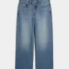 Jeans larghi a vita bassa con cuori borchiati e lavaggio medio