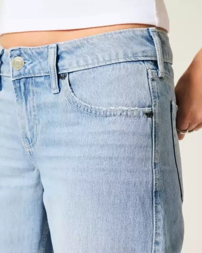 Jeans larghi a vita bassa con fiocchi borchiati e lavaggio chiaro