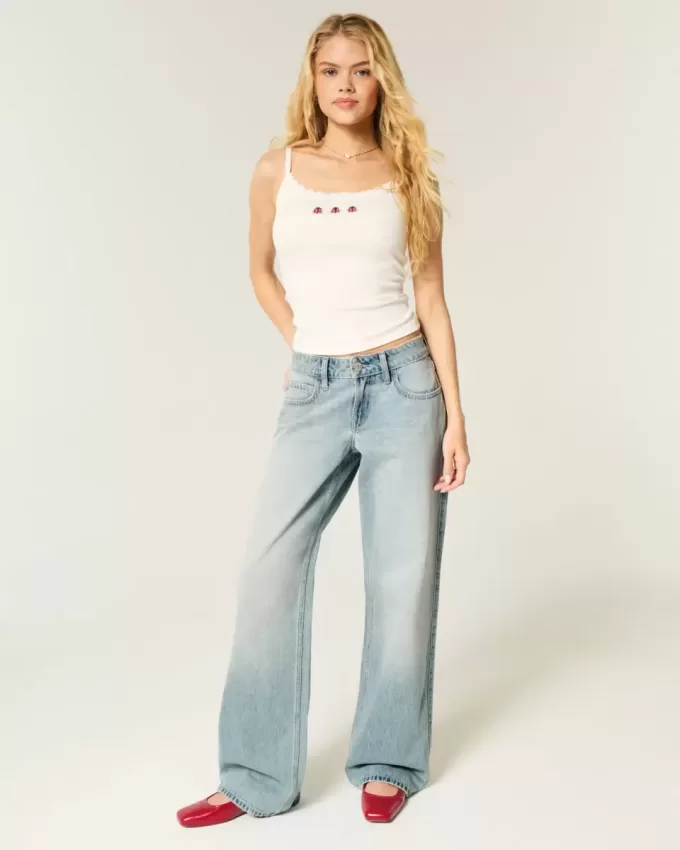 Jeans larghi a vita bassa con lavaggio chiaro