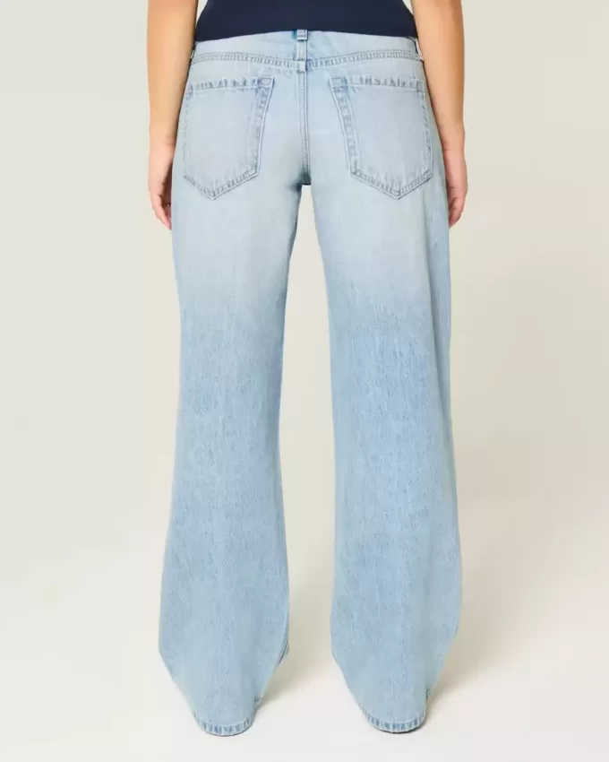Jeans larghi a vita bassa con lavaggio chiaro