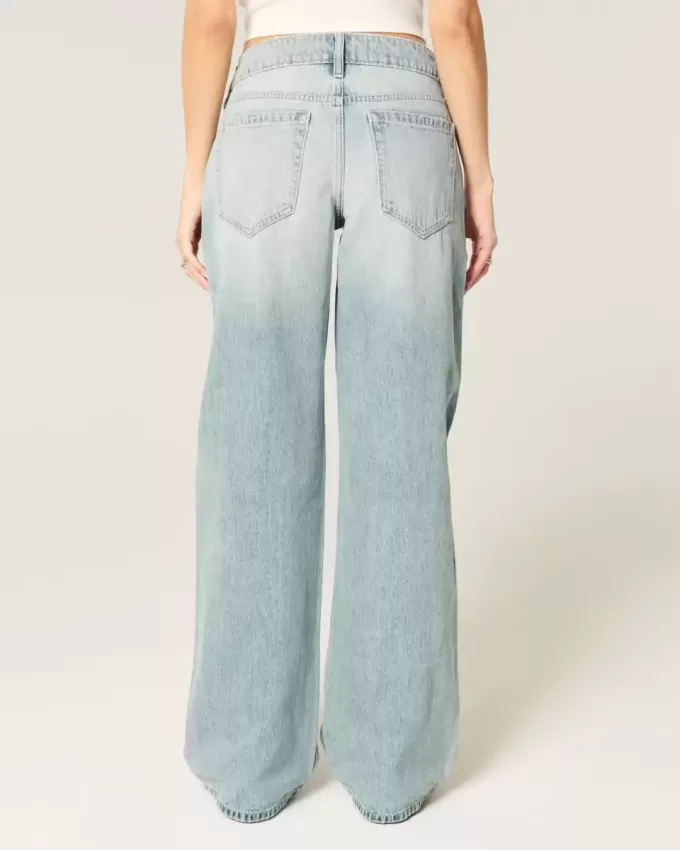 Jeans larghi a vita bassa con lavaggio chiaro