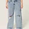 Jeans larghi a vita bassa con lavaggio medio e strappi