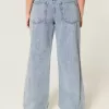 Jeans larghi a vita bassa con lavaggio medio e strappi