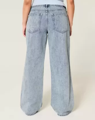 Jeans larghi a vita bassa con lavaggio medio e strappi