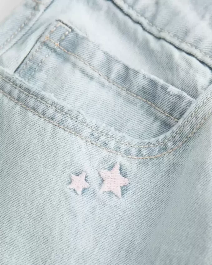 Jeans larghi a vita bassa con ricamo a stella e lavaggio chiaro