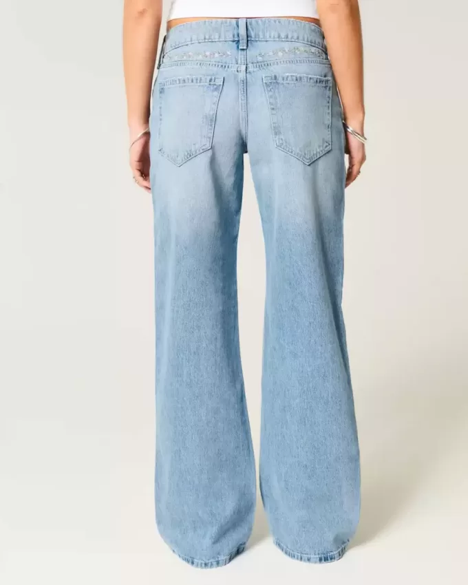 Jeans larghi a vita bassa con ricamo floreale e lavaggio medio