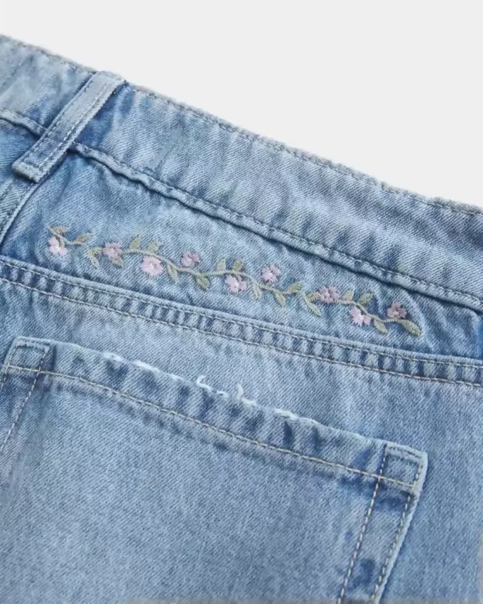 Jeans larghi a vita bassa con ricamo floreale e lavaggio medio