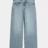 Jeans larghi a vita bassa con stampa a farfalla e lavaggio medio