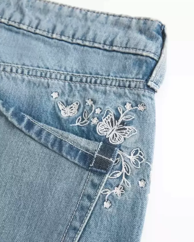 Jeans larghi a vita bassa con stampa a farfalla e lavaggio medio