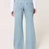 Jeans larghi a vita bassa con strappi e lavaggio chiaro