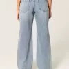 Jeans larghi a vita bassa con strappi e lavaggio chiaro