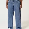 Jeans larghi a vita bassa e lavaggio medio con effetto curvy Jeans larghi a vita bassa e lavaggio medio con effetto curvy