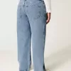 Jeans larghi a vita bassa e lavaggio medio con effetto curvy