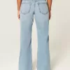 Jeans larghi a vita bassa e lavaggio medio con effetto curvy