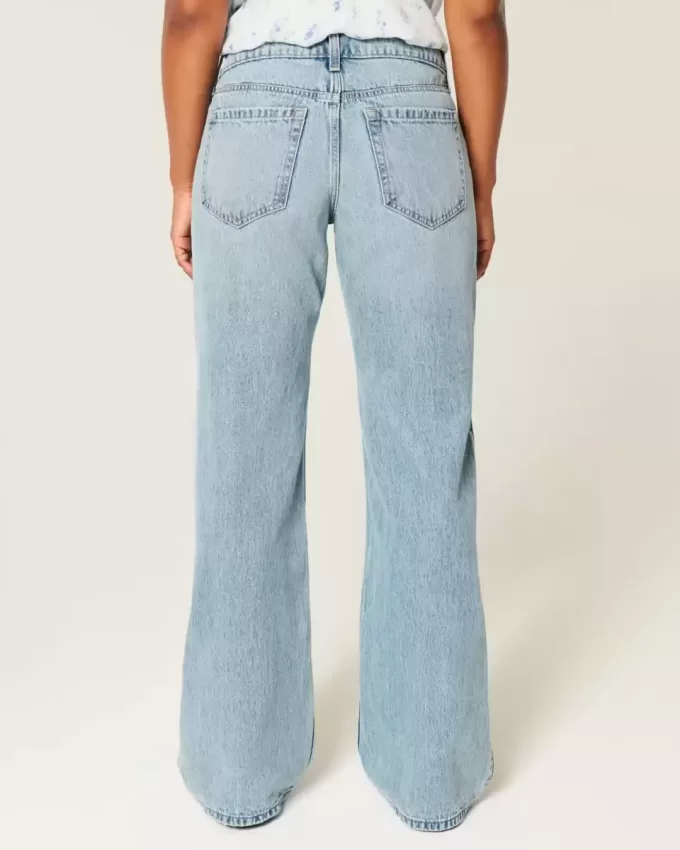 Jeans larghi a vita bassa e lavaggio medio con effetto curvy