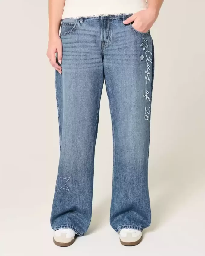 Jeans larghi a vita bassa e lavaggio scuro, modello Class of ’26, ricamati