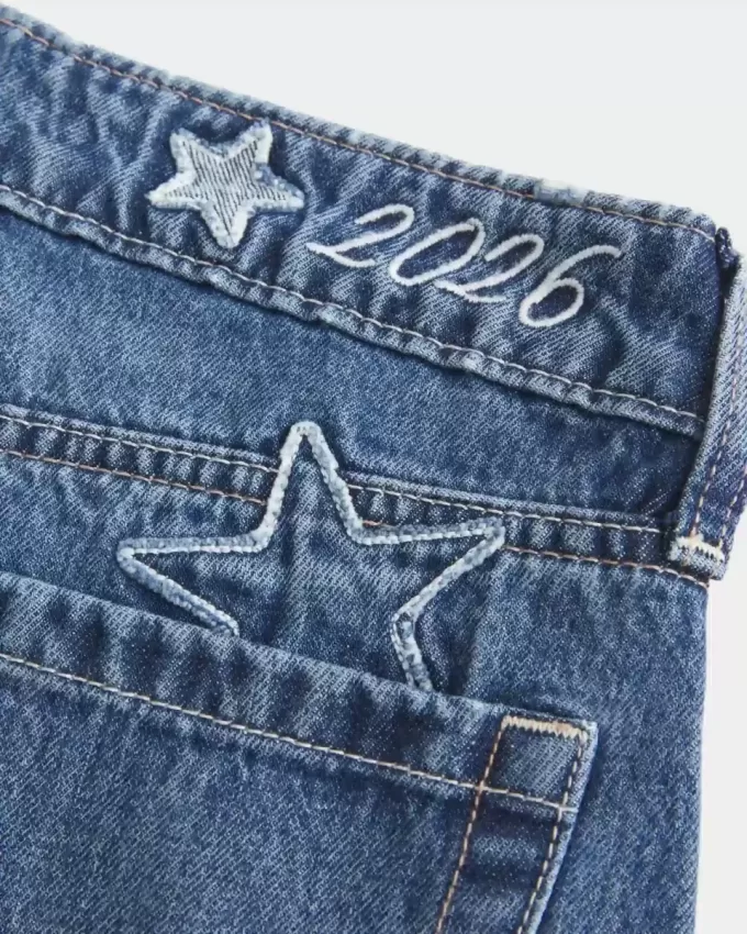 Jeans larghi a vita bassa e lavaggio scuro, modello Class of ’26, ricamati