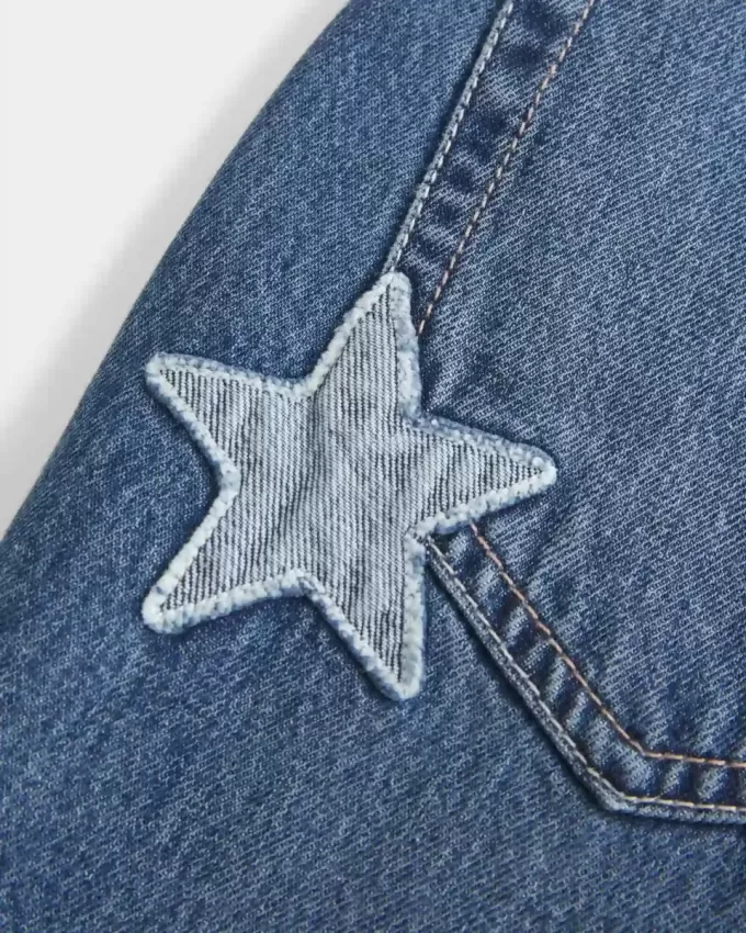 Jeans larghi a vita bassa e lavaggio scuro, modello Class of ’26, ricamati