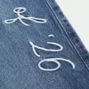 Jeans larghi a vita bassa e lavaggio scuro, modello Class of ’26, ricamati
