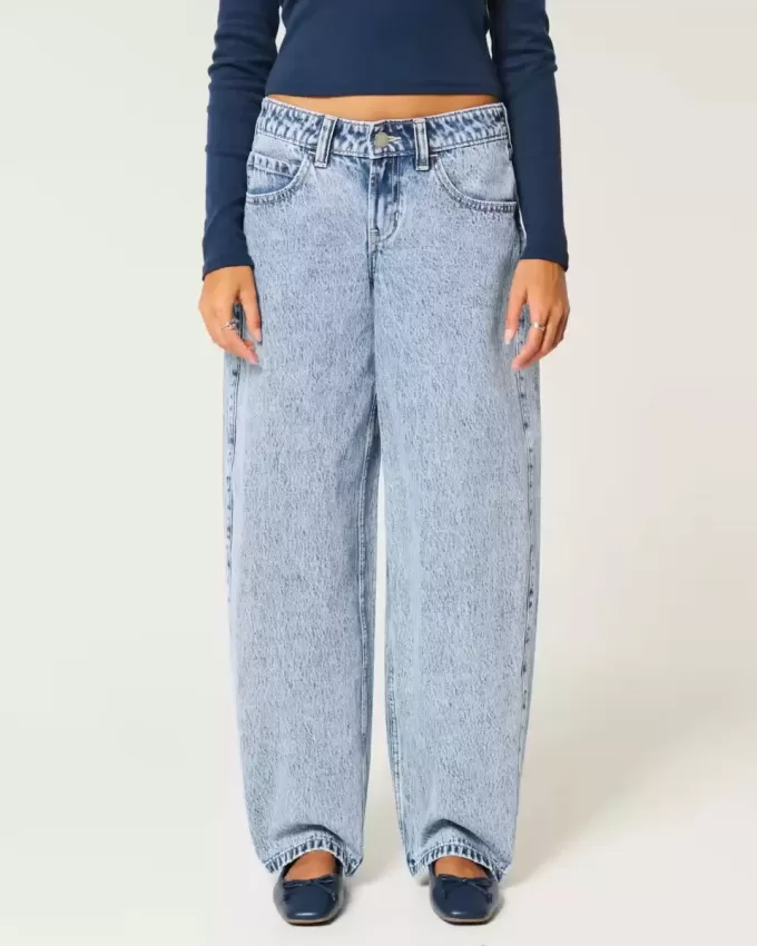 Jeans larghi affusolati a vita bassa con lavaggio chiaro