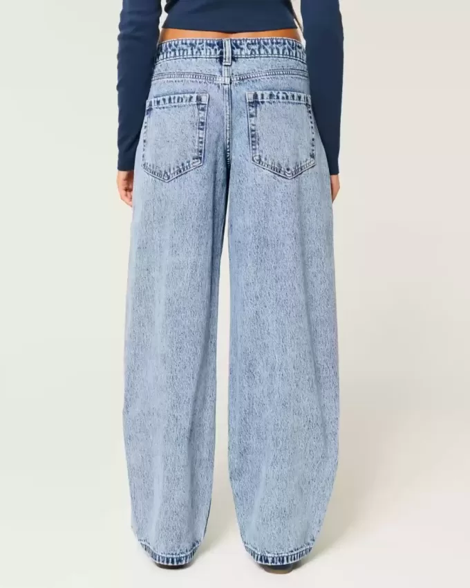 Jeans larghi affusolati a vita bassa con lavaggio chiaro