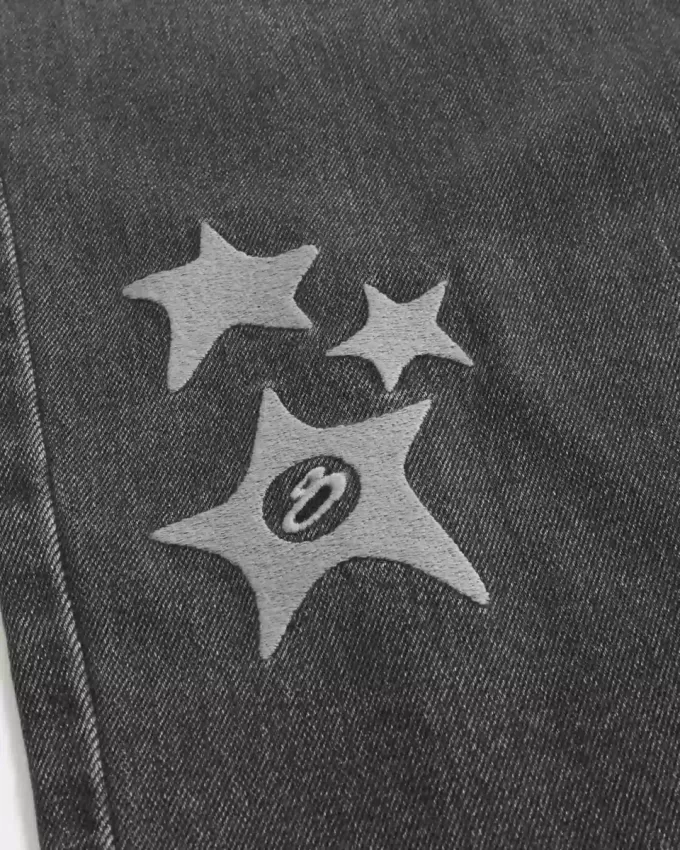 Jeans larghi con grafica a stella nera lavata