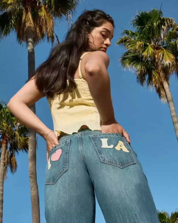 Jeans larghi con grafica Los Angeles a lavaggio medio e vita bassa