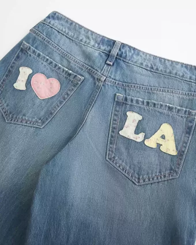 Jeans larghi con grafica Los Angeles a lavaggio medio e vita bassa