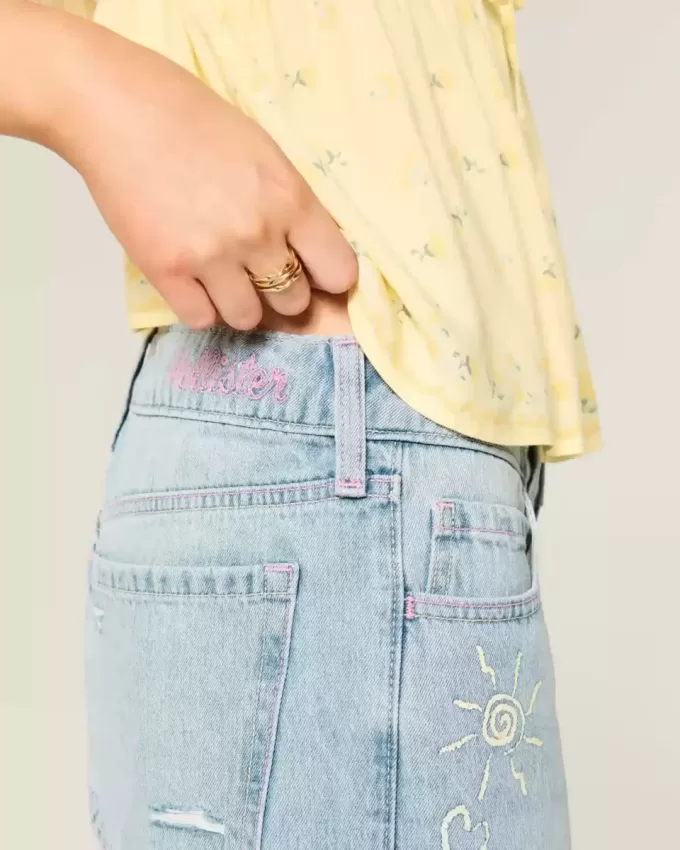 Jeans larghi con stampa grafica e lavaggio chiaro strappati a vita bassa