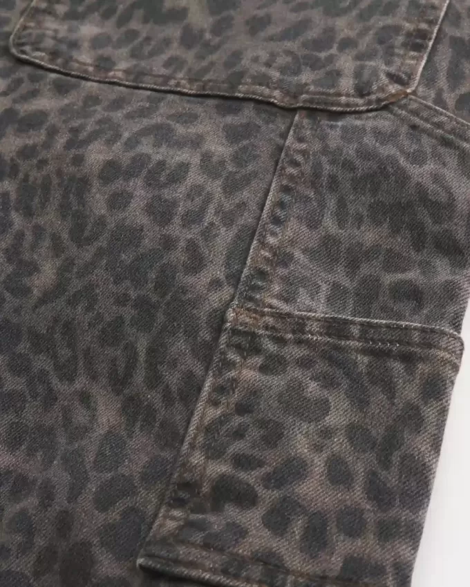 Jeans larghi con stampa leopardata