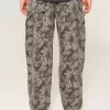Jeans larghi da pittore stile skater mimetico