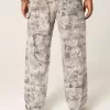 Jeans larghi da pittore stile skater mimetico