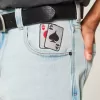 Jeans larghi da skater con grafica di carte da gioco e lavaggio chiaro