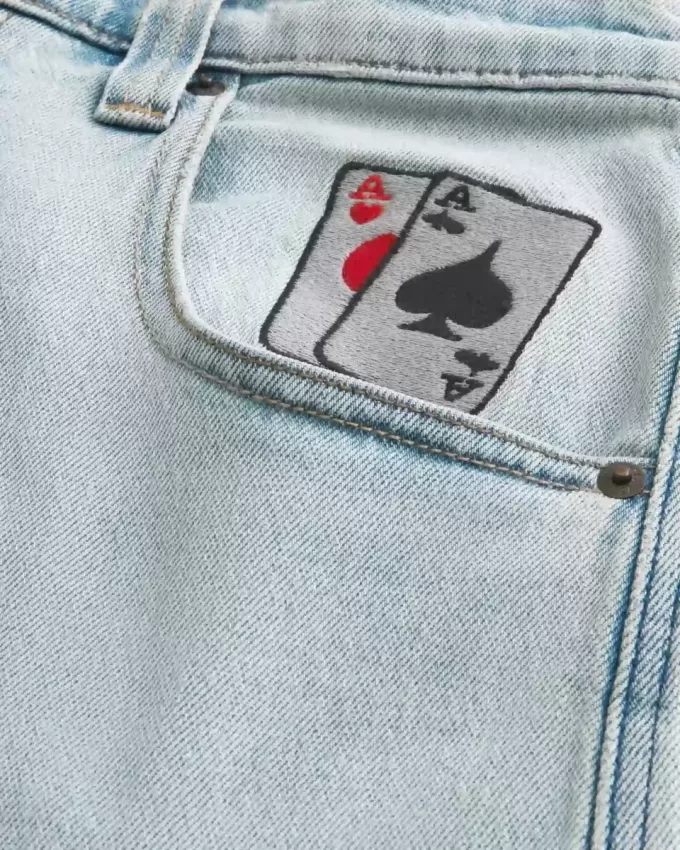 Jeans larghi da skater con grafica di carte da gioco e lavaggio chiaro
