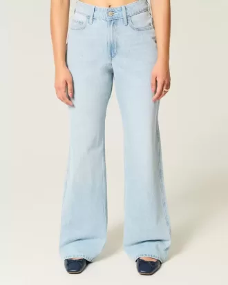 Jeans larghi e a vita alta con lavaggio chiaro