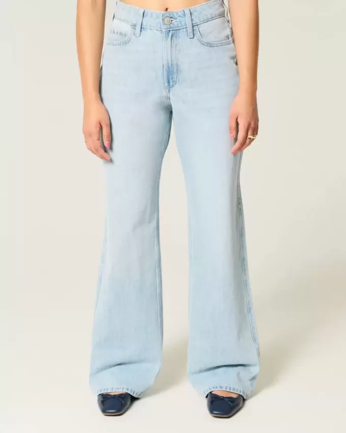 Jeans larghi e a vita alta con lavaggio chiaro