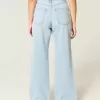 Jeans larghi e a vita alta con lavaggio chiaro