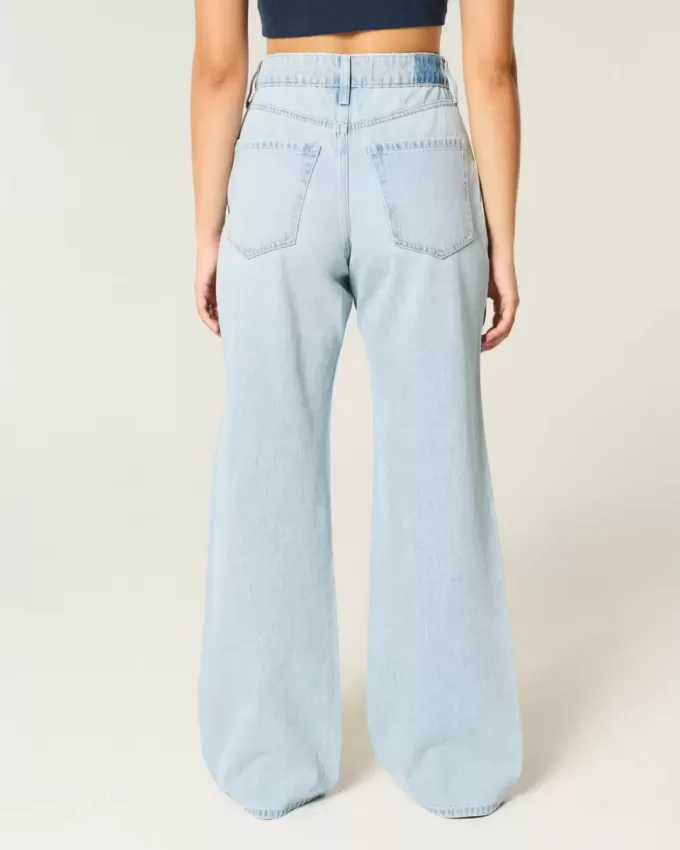 Jeans larghi e a vita alta con lavaggio chiaro