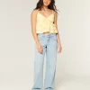 Jeans larghi e a vita bassa con lavaggio chiaro Jeans larghi e a vita bassa con lavaggio chiaro
