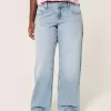 Jeans larghi e a vita bassa con lavaggio chiaro Jeans larghi e a vita bassa con lavaggio chiaro