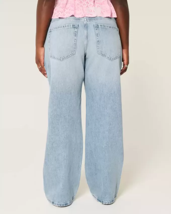 Jeans larghi e a vita bassa con lavaggio chiaro Jeans larghi e a vita bassa con lavaggio chiaro