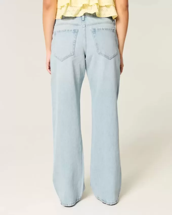 Jeans larghi e a vita bassa con lavaggio chiaro Jeans larghi e a vita bassa con lavaggio chiaro