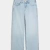 Jeans larghi e a vita bassa con lavaggio chiaro Jeans larghi e a vita bassa con lavaggio chiaro