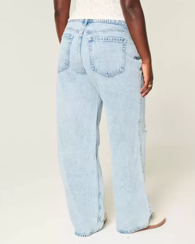 Jeans larghi e strappati a vita bassa con lavaggio chiaro