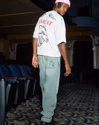 Jeans larghi skater con dadi ricamati e lavaggio chiaro