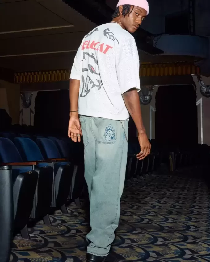 Jeans larghi skater con dadi ricamati e lavaggio chiaro