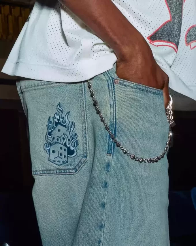Jeans larghi skater con dadi ricamati e lavaggio chiaro