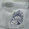 Jeans larghi skater con dadi ricamati e lavaggio chiaro