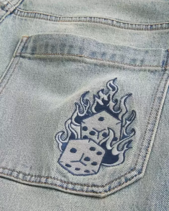 Jeans larghi skater con dadi ricamati e lavaggio chiaro